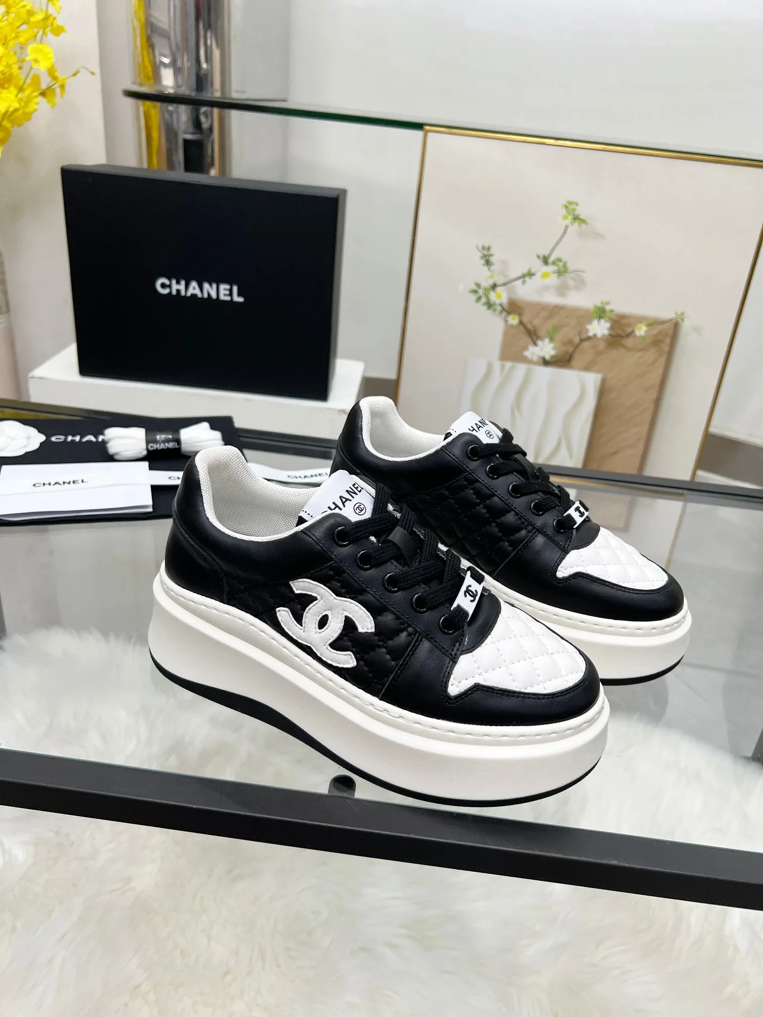 👟👟Ex-factory price 480👟👟 CHANEL 25C spring and summer new sports shoes official website is available at the same time ❤️ Counter out-of-stock kings. Major bloggers are recommending new styles on social days. This season’s new styles are simply eye-catching and look great on the feet. The casual casual sports style is refreshing and natural, interpreting Chanel’s fashionable femininity. The overall customization makes all sports models on the market at that time obsolete. This series is now available for sale! The upper is made of custom imported pebbled calf leather ➕ custom frosted calf leather. The lining is made of original one-to-one professionally customized mesh. Hardware accessories. Original full set of molds (not common in the market). Original custom molded TPU combination outsole. Height 4 cm. Women's size 35-39.